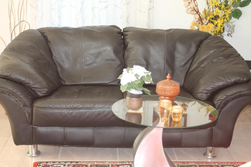 Ruime  mooie zwarte zacht lederen 2 zitsbank, Huis en Inrichting, Banken | Bankstellen, Ophalen, Kan overal bij, 150 tot 200 cm