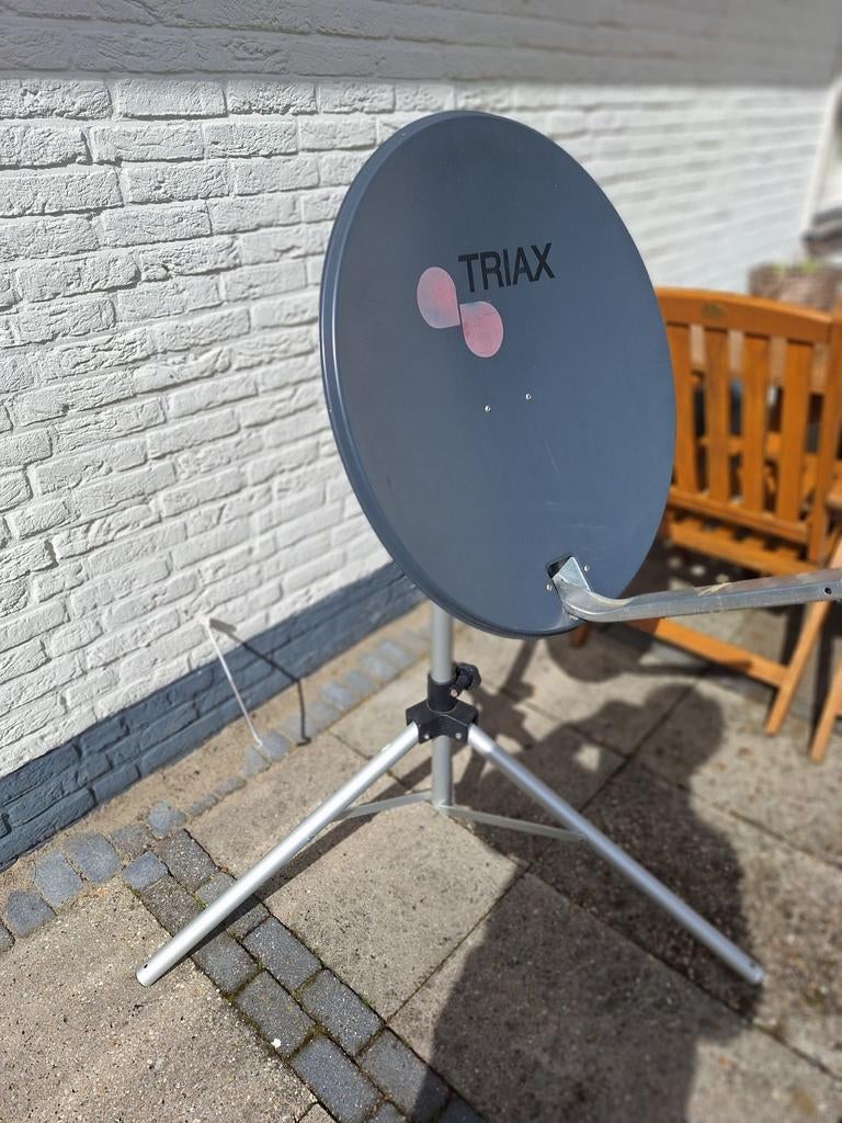 Triax schotelantenne 70cm met dubbele kop en statief, Ophalen of Verzenden, Gebruikt, (Schotel)antenne, Overige merken