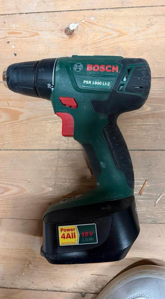 Bosch PSR 1800 LI-2 Boormachine met 2 accu's en lader, Ophalen of Verzenden, Gebruikt, Minder dan 400 watt, Boor- en Schroefmachine