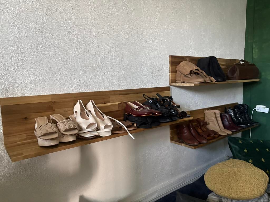 Drie planken hout, Ophalen