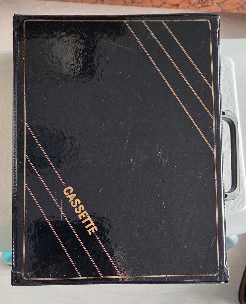 Cassette opbergkoffer - Zwart-goudkleurige accenten, lak, 17, Cd's en Dvd's, Cassettebandjes, Gebruikt, 2 t/m 25 bandjes, Overige genres