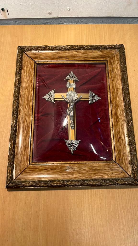 Kruisbeeld achter bol glas., Ophalen of Verzenden