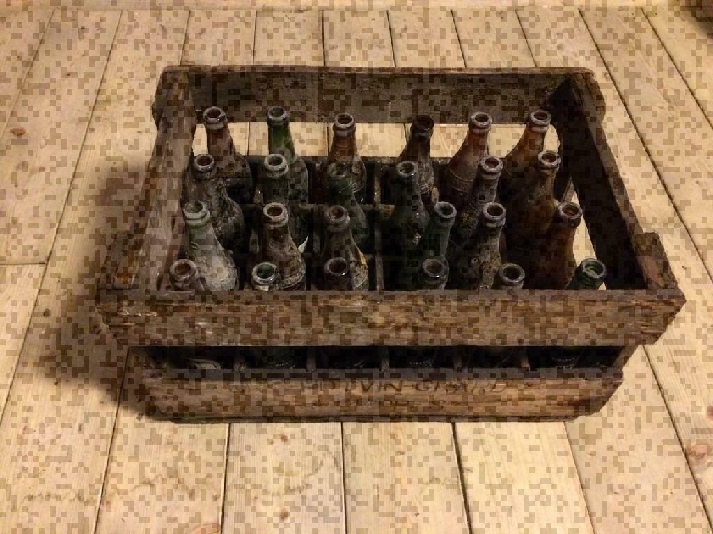 Oude bierkratten , houten kisten incl. 24 bierflesjes