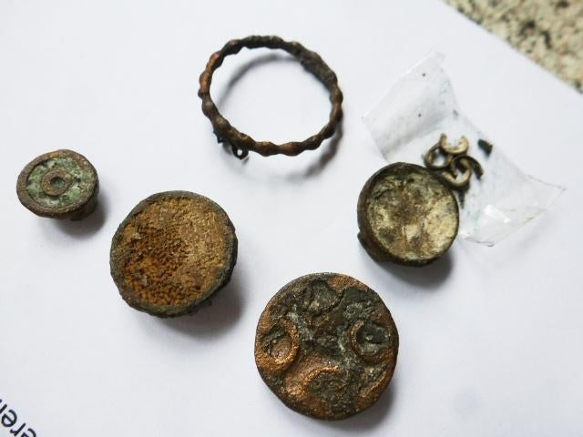 Bodemvondsten 5 (Vijf) Prachtige Middeleeuwse Schijffibulas, Verzenden, Brons