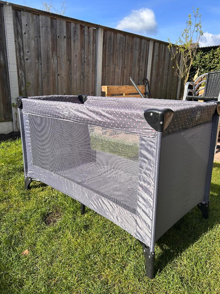 Campingbed grijs met stippen inclusief matras, Kinderen en Baby's, Babywiegjes en Ledikanten, Ophalen, Gebruikt, Reisbedje