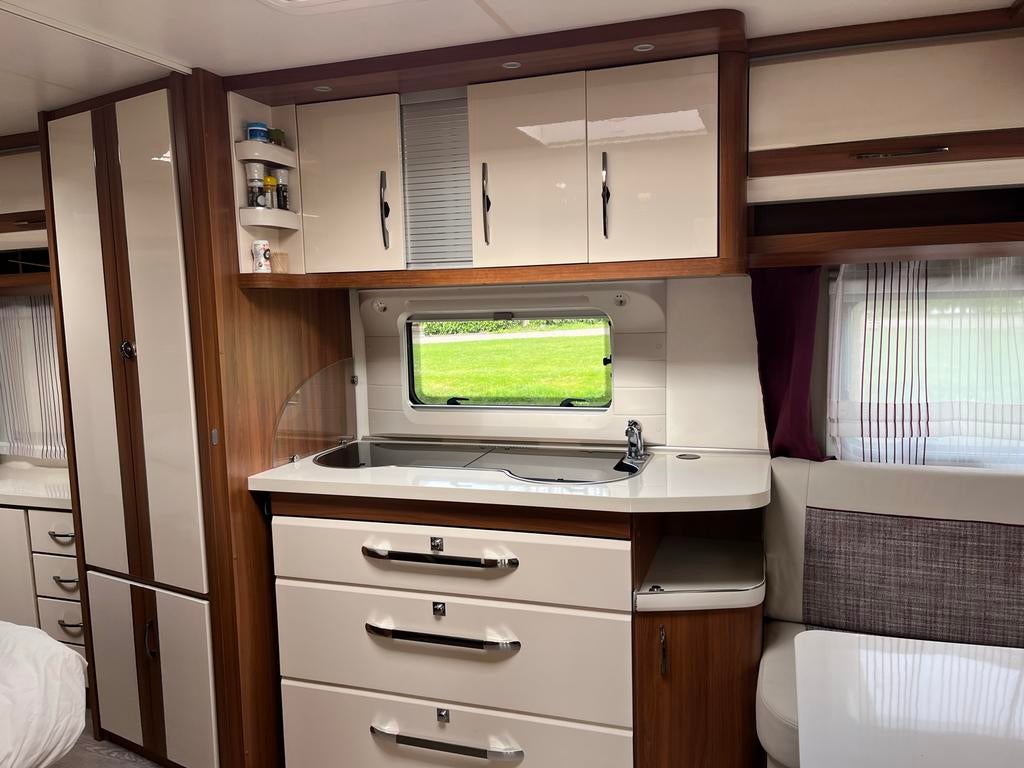 Hobby Excellent 560 WFU (2019) met mover en complete uitrust, Caravans en Kamperen, Caravans, Mover, Rondzit, Hobby, Particulier