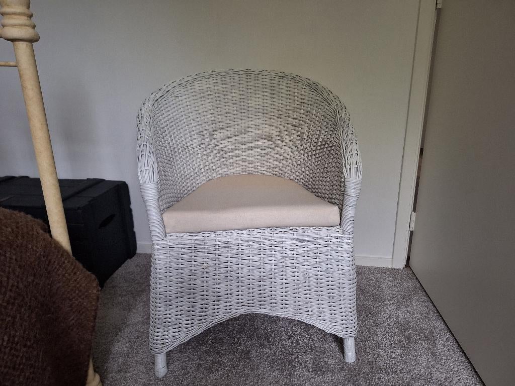 Wit gespoten rieten stoel brocante fauteuil, Huis en Inrichting, Fauteuils, Ophalen, Gebruikt, Brocante,  scandinavisch , landelijk