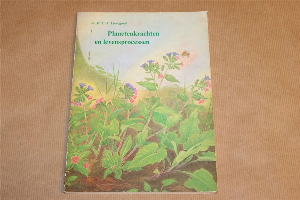 Planetenkrachten en Levensprocessen — Lievegoed 1975, Ophalen of Verzenden, Gelezen, Overige onderwerpen, Achtergrond en Informatie