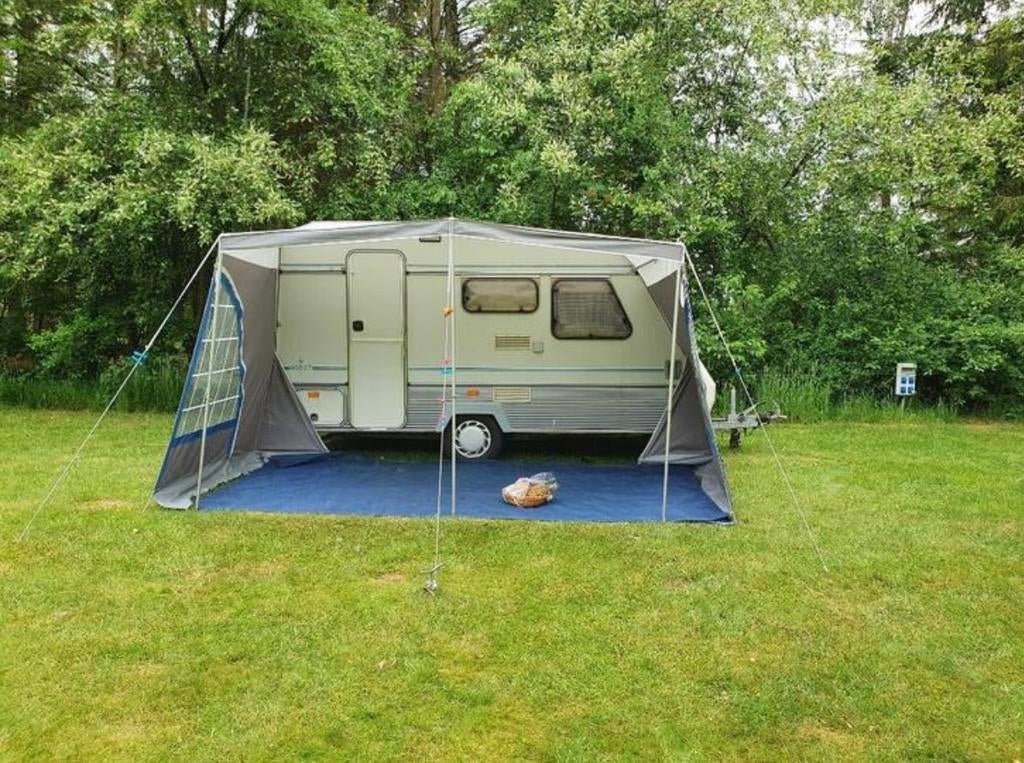 Beyerland Vitesse Caravan met vast bed en stapelbed, Treinzit, 750 - 1000 kg, Particulier, Dwarsbed