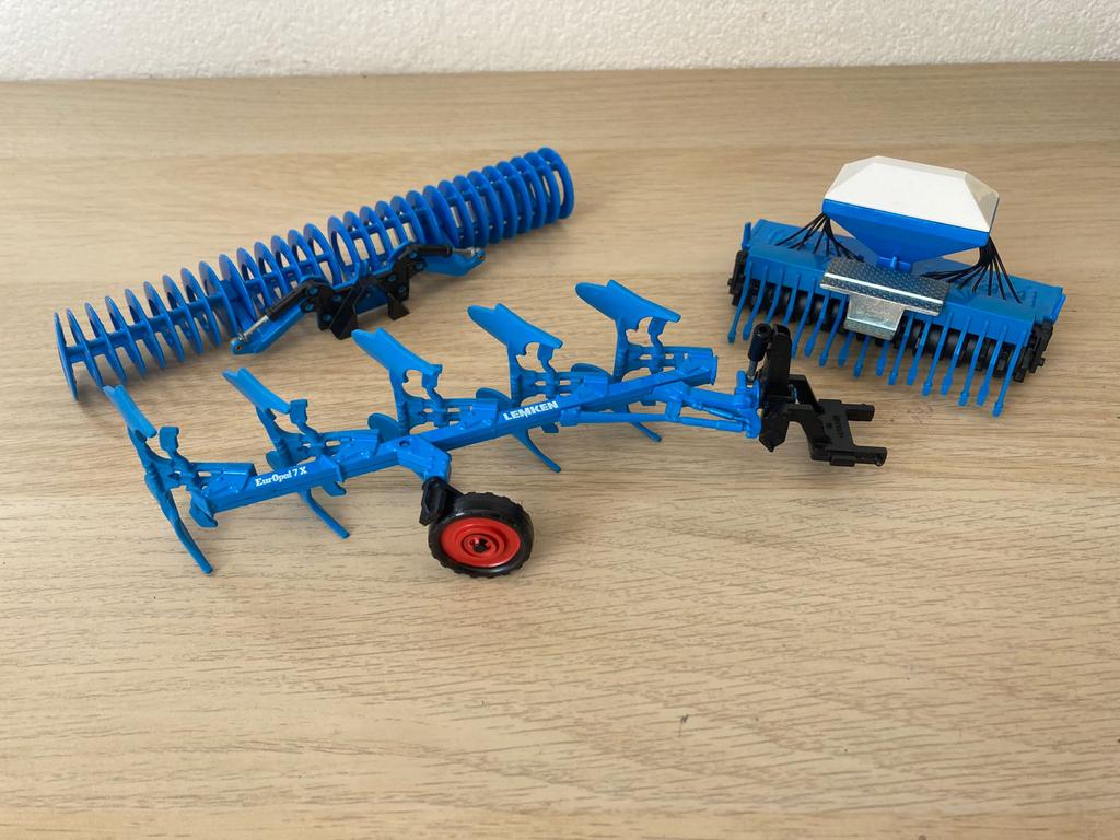 Siku Farmer 1:32 Lemken ploeg, zaaimachine en frontpakker, Hobby en Vrije tijd, Modelbouw | Auto's en Voertuigen, Gebruikt, Overige typen