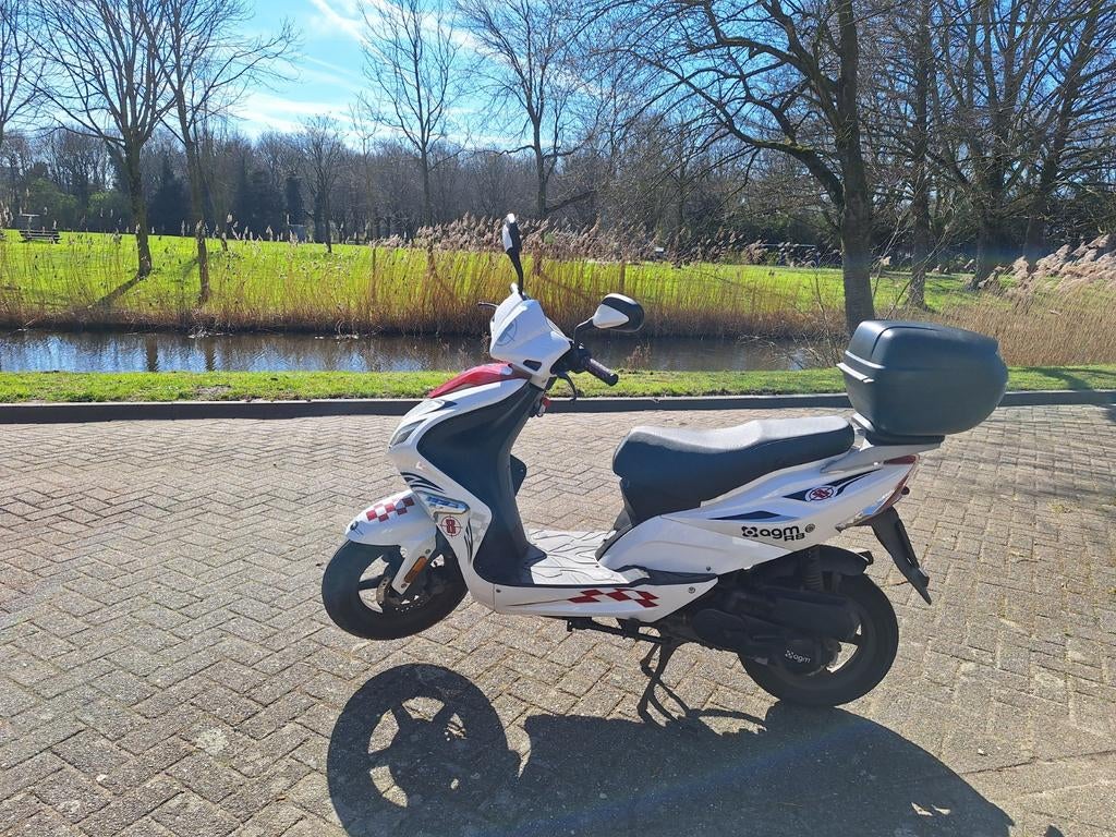 AGM R8 Scooter - Wit met rode accenten, Ophalen of Verzenden, Gebruikt, Benzine, Overige merken