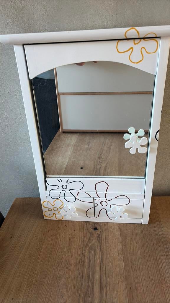 Klein kastje met spiegel en twee mini laatjes, Huis en Inrichting, Woonaccessoires | Spiegels, Ophalen, Minder dan 50 cm, Zo goed als nieuw