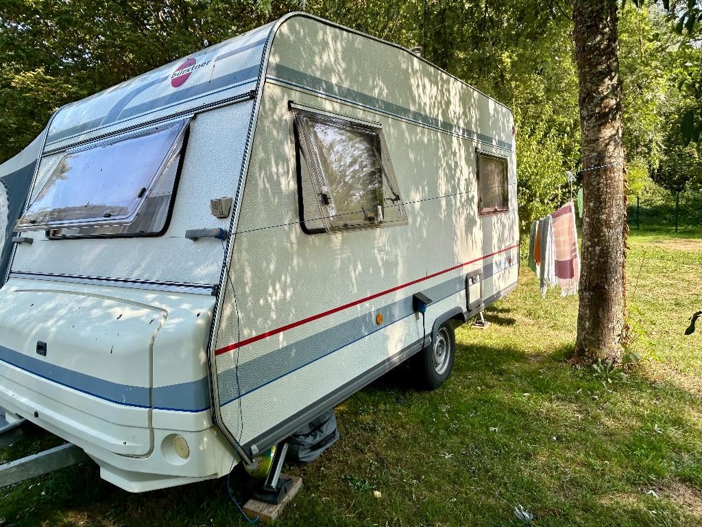 🍀Goed onderhouden Bürstner Holiday Caravan, 4 slaapplaatsen, Koelkast, Vast bed, 7 tot 8 meter, Treinzit