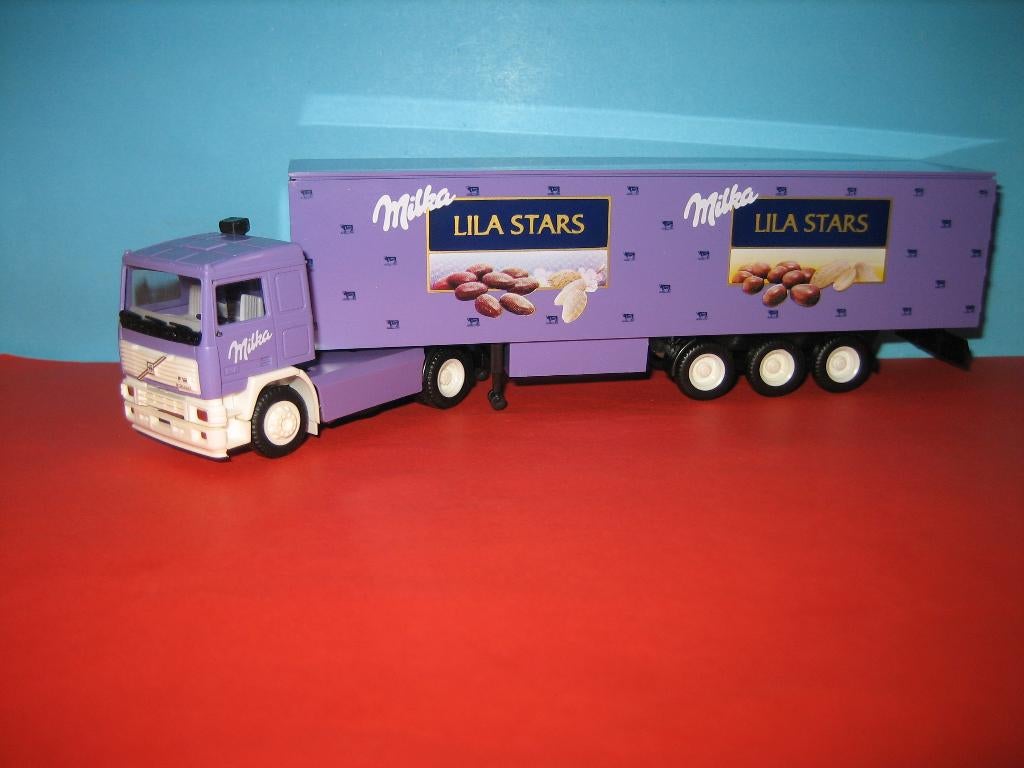Milka  lila-star  VOLVO  F12 met oplegger  Herpa/Albedo, Ophalen of Verzenden, Zo goed als nieuw, Bus of Vrachtwagen, Herpa