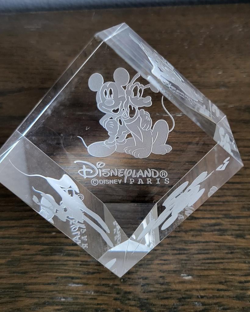 Glazen Kubus Disneyland Parijs 5x5 cm - Mickey & Pluto, Ophalen of Verzenden, Mickey Mouse, Zo goed als nieuw, Servies