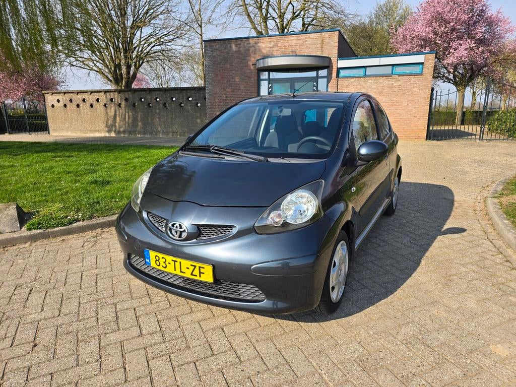 Toyota Aygo 1.0 12V | AUTOMAAT | AIRCO | APK 23-03-2027!, Auto's, Stof, Zwart, 4 stoelen, 68 pk