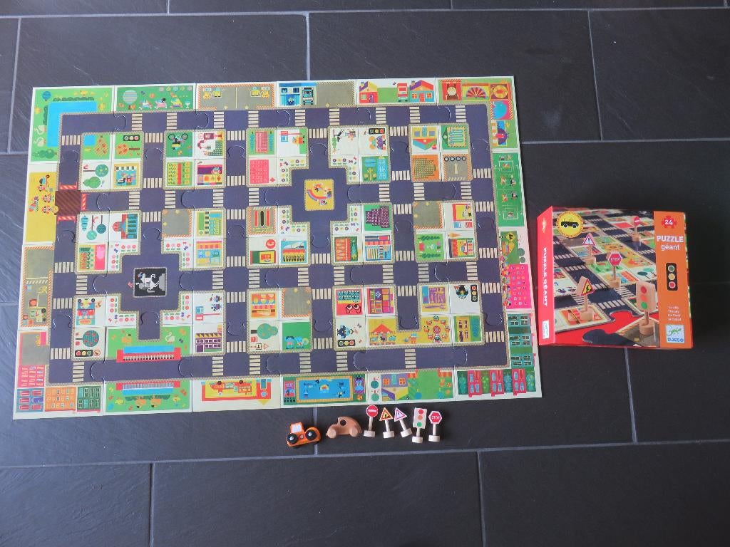 Wegenpuzzel 24 stukken met auto's en verkeersborden, Djeco, Ophalen of Verzenden, Zo goed als nieuw, Puzzelen