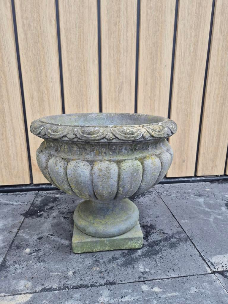 Grote betonnen pot op voet, Ophalen