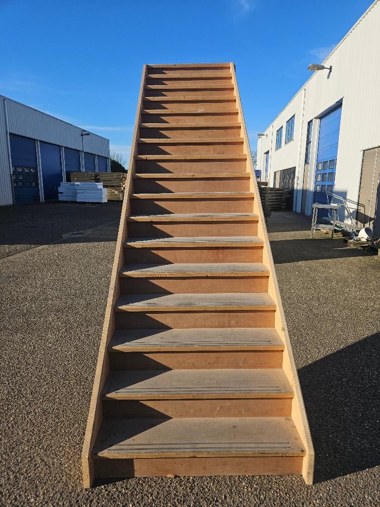 Vuren binnen trap steektrap  ( 223 )