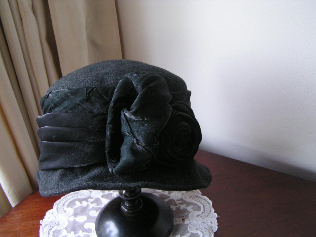 Prachtig Grijs-Zwart Hoedje, Ophalen of Verzenden, Zo goed als nieuw, One size fits all