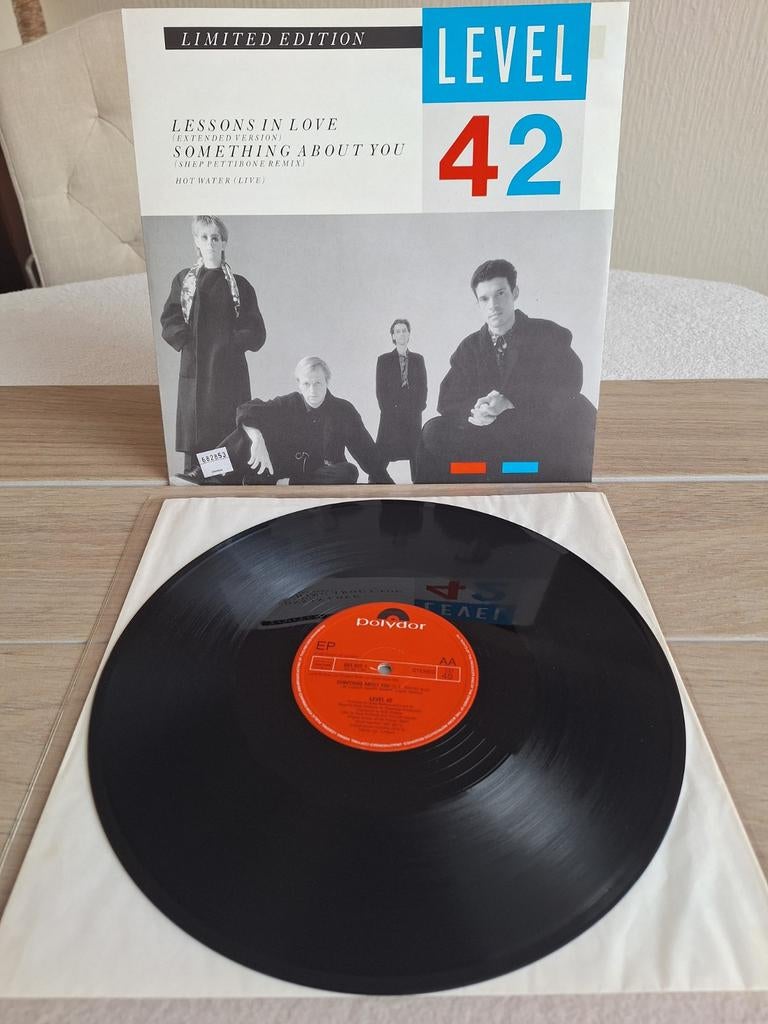 Maxi Single van  LEVEL 42  // LESSONS IN LOVE ...uit 1986, Ophalen of Verzenden, Zo goed als nieuw, 12 inch