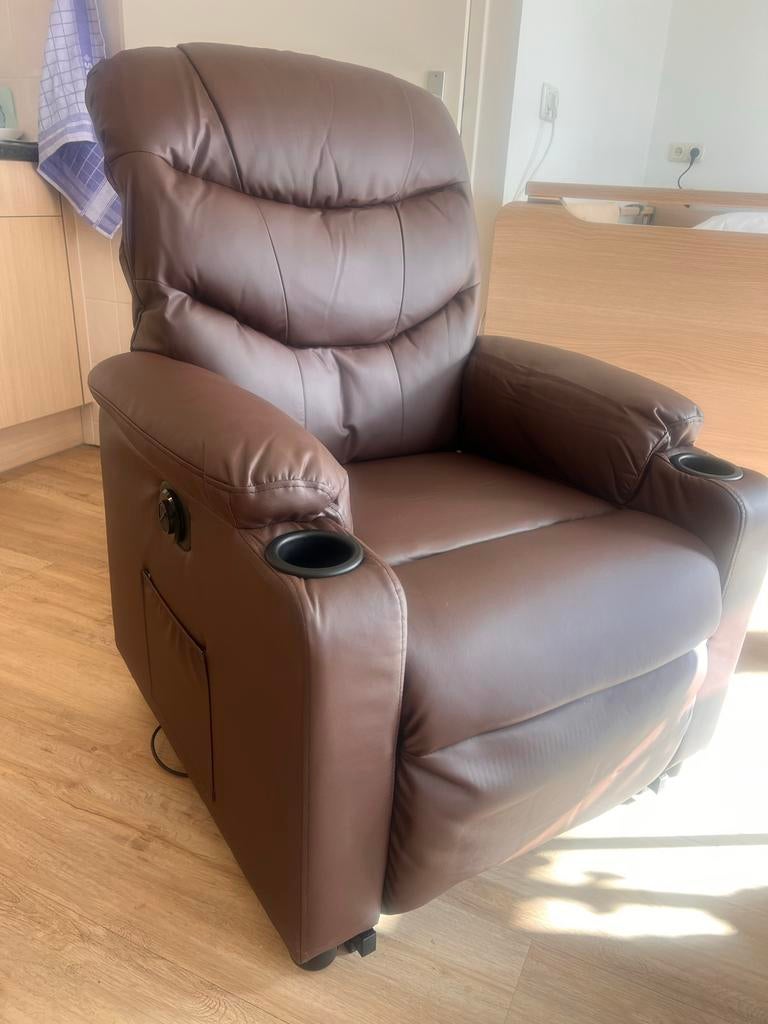 Comfortabele bruine relaxfauteuil met sta op functie, Ophalen, Zo goed als nieuw, Kunststof, 75 tot 100 cm