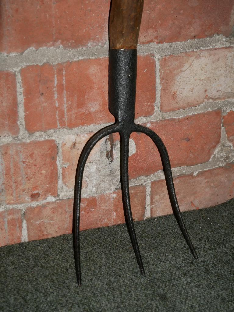 drietandige riek, Ophalen