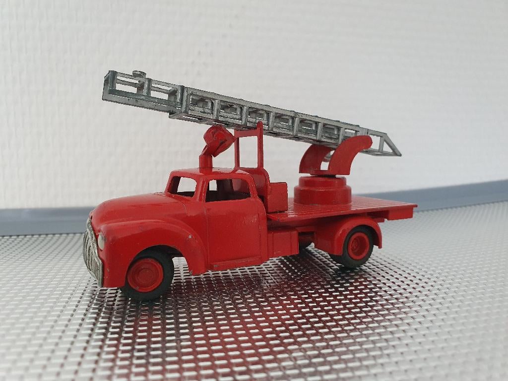 Tekno Vilmer Dodge Brandweer ladderwagen met zoeklicht, Hobby en Vrije tijd, Modelauto's | 1:50, Ophalen of Verzenden, Zo goed als nieuw