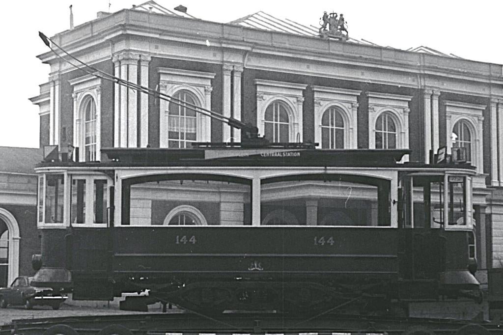 945998 Foto Tram 144 Amsterdam 12-3-1975, Ophalen of Verzenden, Zo goed als nieuw, Tram, Kaart of Prent