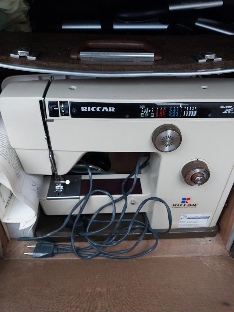 Riccar vintage naaimachine compleet met boekje  en koffer, Ophalen of Verzenden