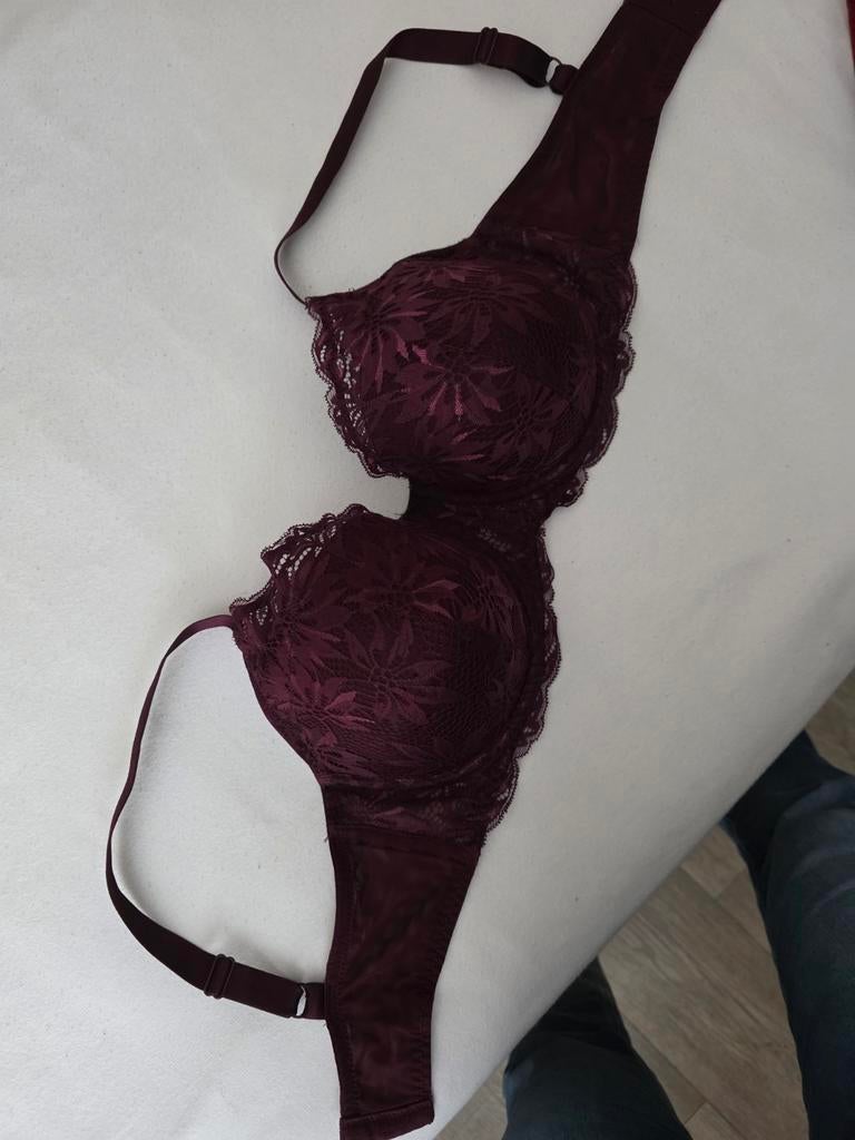 Donkerrode voorgevormde bh mt 85D €10,00, Ophalen of Verzenden, BH