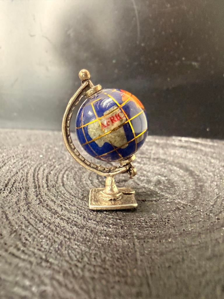 Zilveren miniatuur wereldbol lapis lazuli emaille, Verzenden, Zilver
