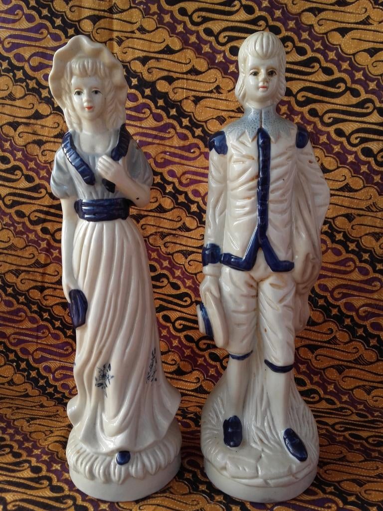 Jongen en meisje mooi stel oude beeldjes uit Engeland.