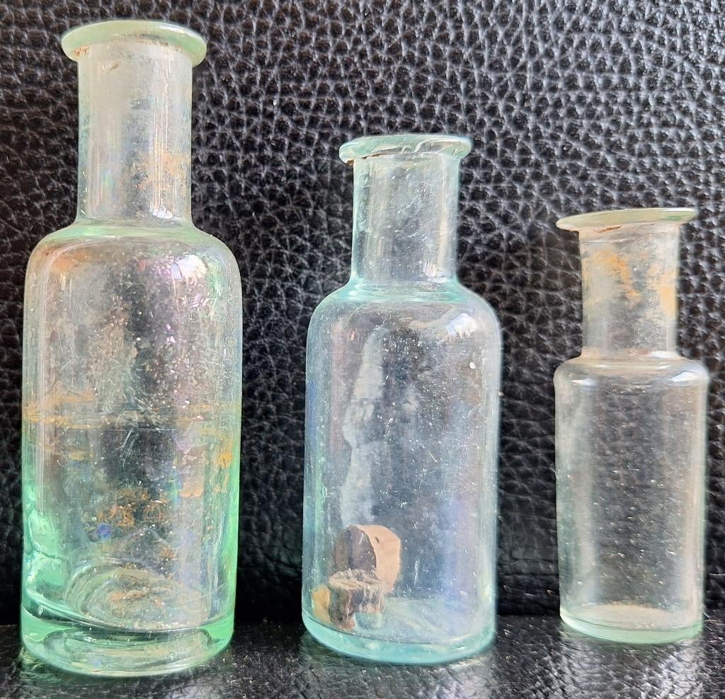 3 mooie oude kleine medicijnflesjes - Adv 429, Ophalen of Verzenden