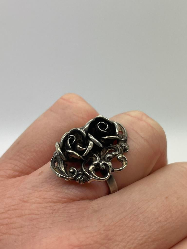 B557 Prachtige zilveren ring TEKA roosjes maat 17,5, Ophalen of Verzenden, X, Dame, Zilver