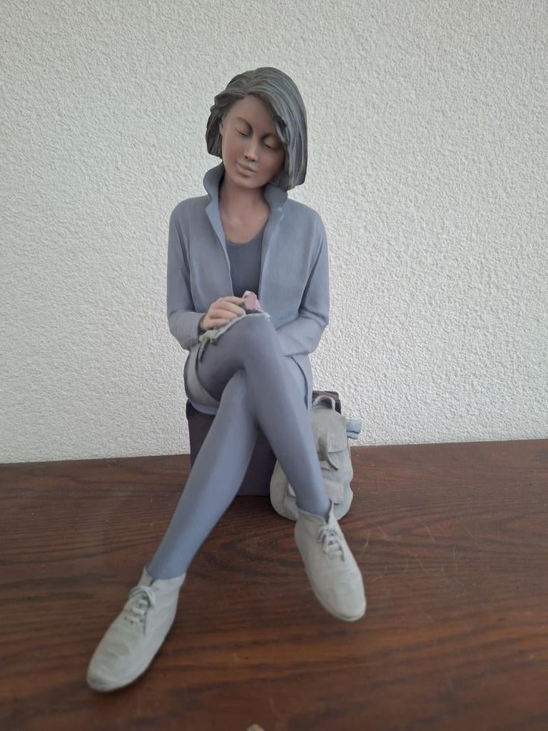 Elisa beeld vrouw zittend op koffer nummer 4852, Verzamelen, Star Wars, Zo goed als nieuw, Actiefiguurtje, Ophalen of Verzenden