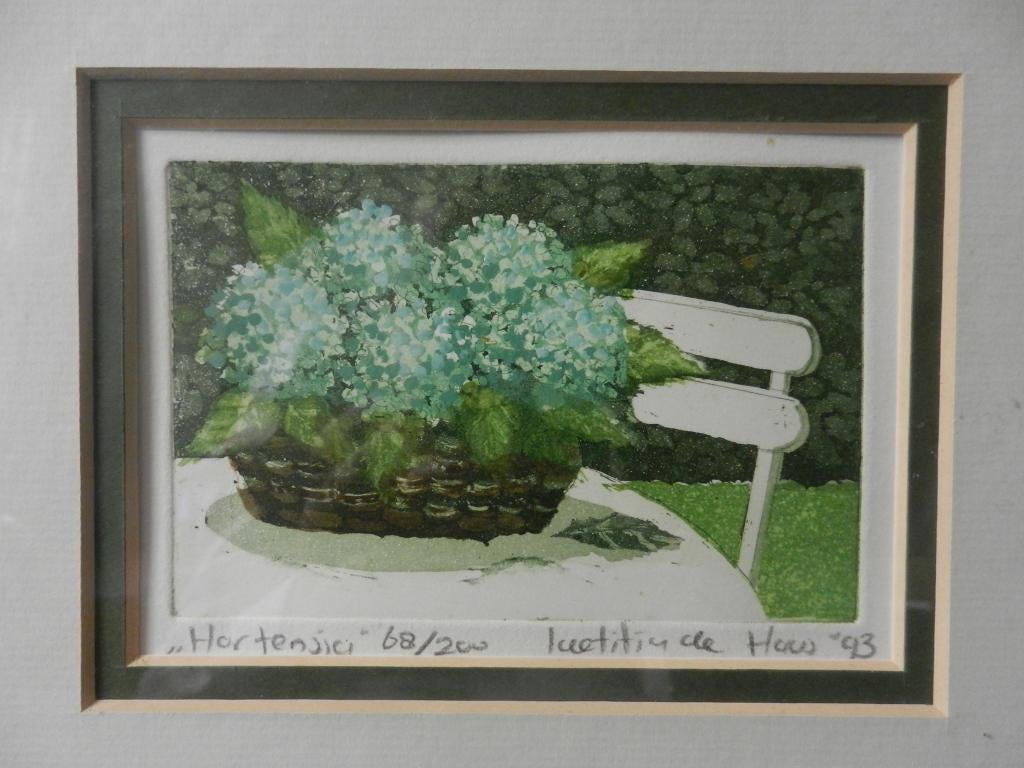 Leuke kleurenets Hortensia op tafel Laetitia de Haas 1993, Antiek en Kunst, Kunst | Etsen en Gravures, Ophalen of Verzenden