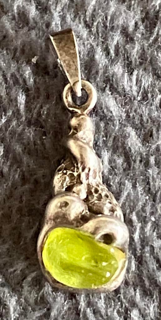 Zilveren hanger met groene peridoot edelsteen., Overige voorstellingen, Ophalen of Verzenden, Zo goed als nieuw, Met edelsteen