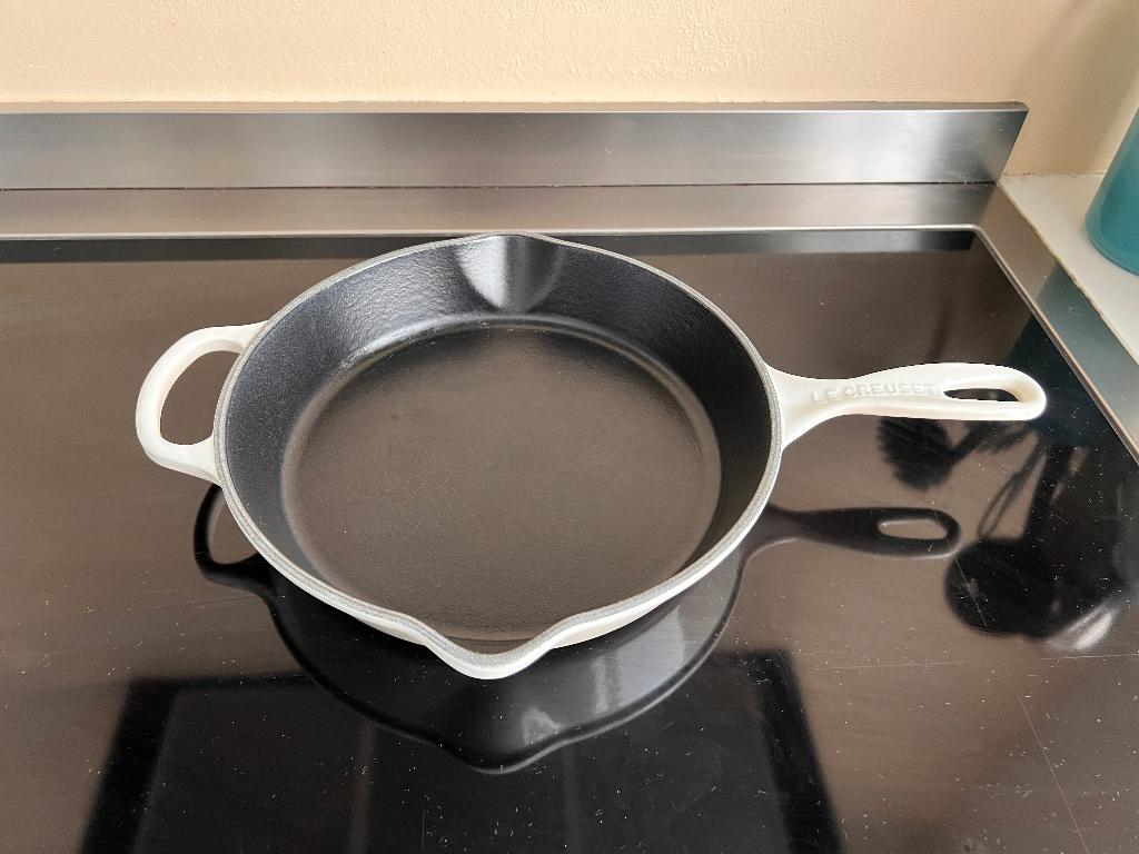 Le Creuset koekenpan Skillet creme 26 cm, Ophalen, Zo goed als nieuw, Koekenpan of Braadpan, Gietijzer