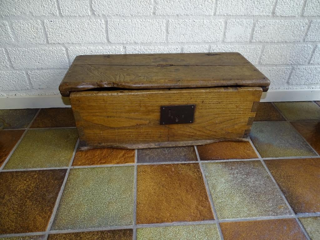 Antieke houten kist met metalen beslag, Ophalen of Verzenden