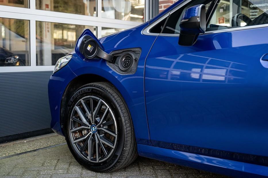 BMW 2 Serie 225e xDrive M sport | Camera | Keyless | Adapt., Automaat, 1800 kg, Euro 6, Blauw