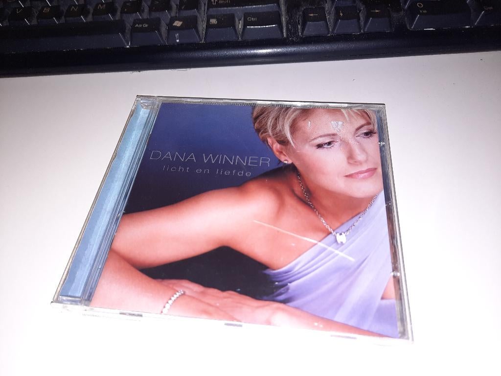 CD GESIGNEERD Dana Winner – Licht En Liefde, Ophalen, Zo goed als nieuw, Levenslied of Smartlap