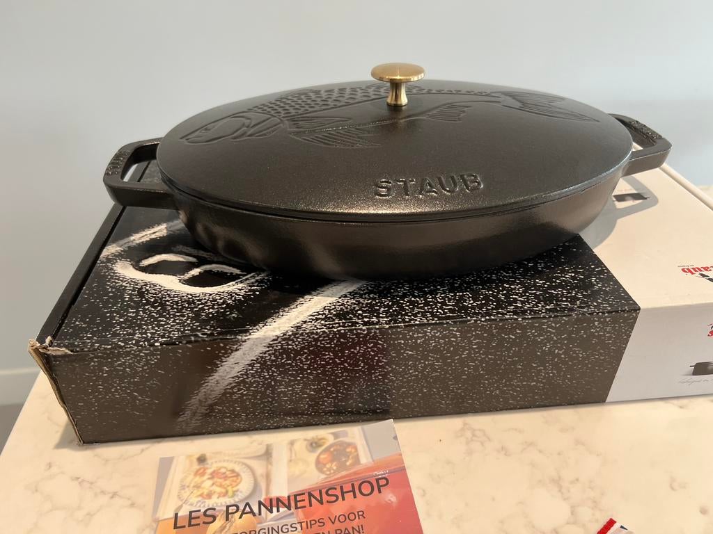 Staub ovenschaal mat zwart 33 cm nieuw, Gietijzer, Nieuw, Ophalen of Verzenden, Staub