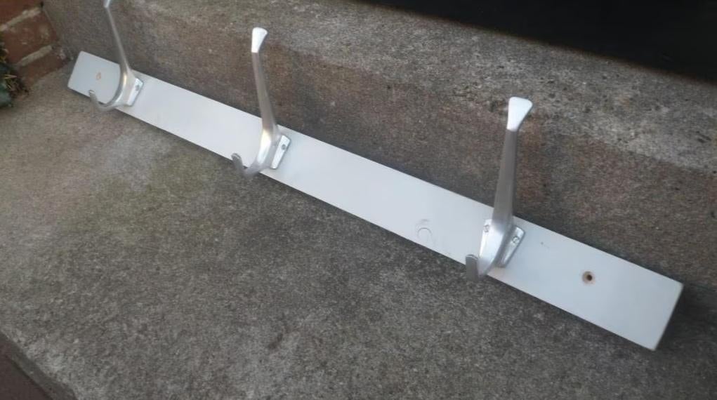 KAPSTOK 3 haaks 83,5 cm. breed wandkapstok licht grijs hout, Wandkapstok, Gebruikt, Ophalen of Verzenden, Minder dan 100 cm