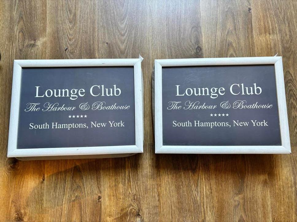 2 laptrays met Lounge Club opdruk, Ophalen, Gebruikt, Grijs, Textiel