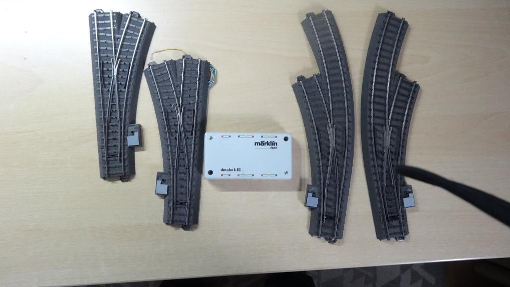 VIER Marklin C-WISSELS mèt AANDRIJVING en een k83-DECODER, Hobby en Vrije tijd, Modeltreinen | H0, Wisselstroom, Gebruikt, Rails