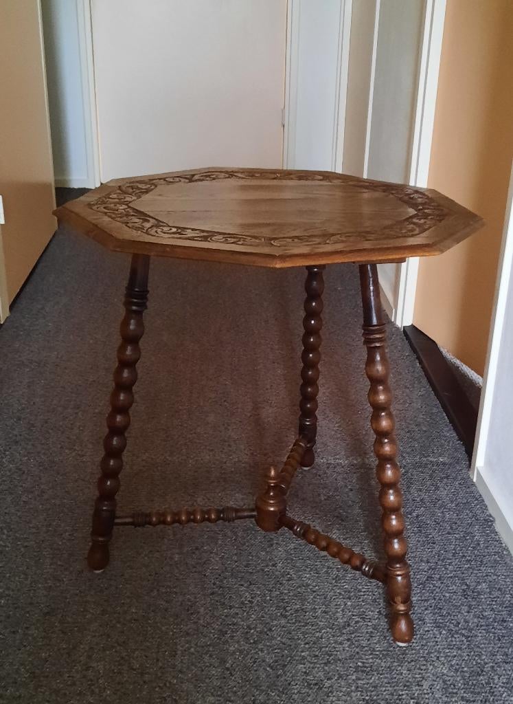 Antieke Bobbin bijzettafel met houtsnijwerk en bolpoten, Antiek en Kunst, Ophalen