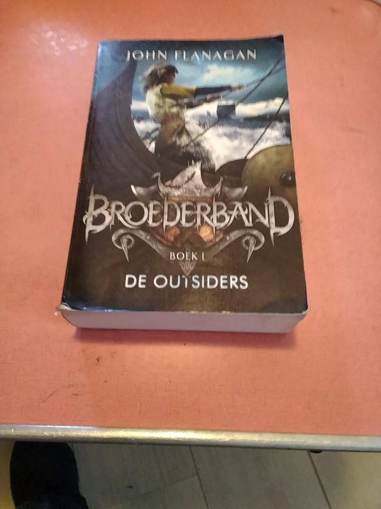 John flanagan broederband boek 1 nu 4, Boeken, Ophalen of Verzenden, Gelezen