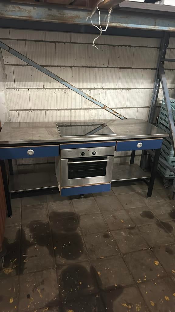 Buiten keuken met inductie kookplaat en oven, Ophalen, ..., ..., ...