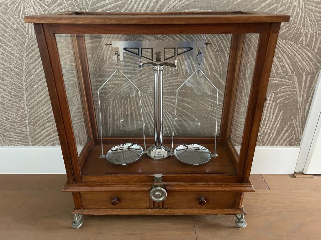 Apothekers weegschaal, Ophalen